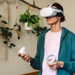 Genrebild: användare med VR-headset.