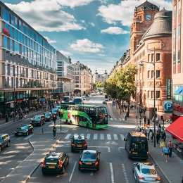 Trafikerad gata i en stad.