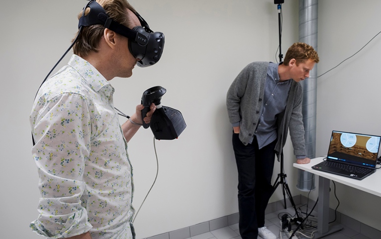 en spelare med vr-glasögon och en handkontroll för lukt spelar 