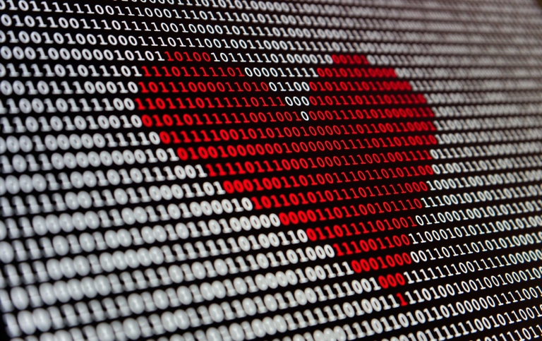 Genrebild digitalt rött hjärta mot svart-vita ettor och nollor. Foto: Alexander Sinn/Unsplash.