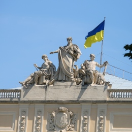 Statyer och den ukrainska flaggan på en universitetsbyggnad.