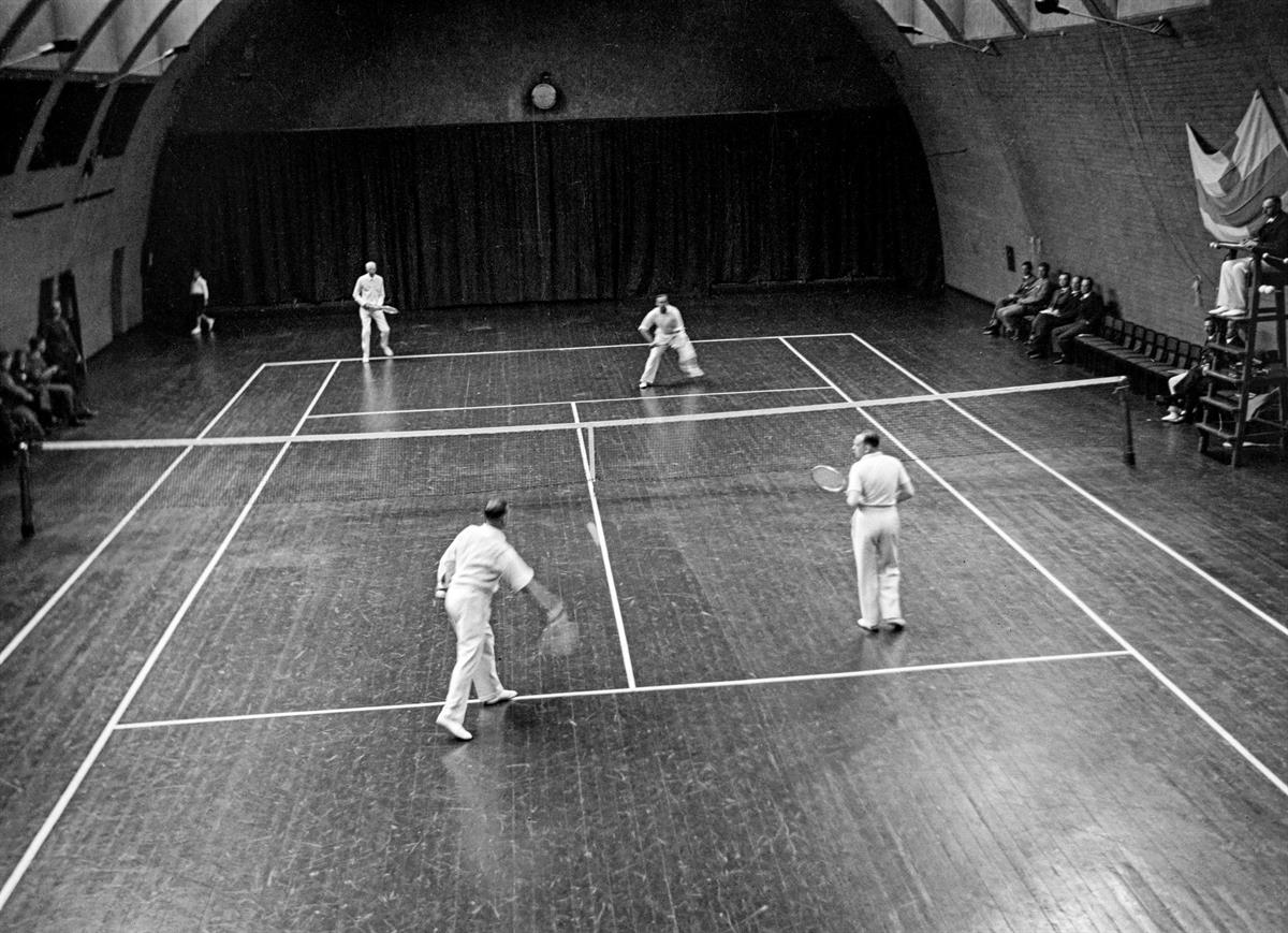 Ruotsin kuningas Kustaa V (takana vasemmalla) pelasi Brahenkadun tennishallissa kesäkuussa 1936. Mr G -taitelijanimellä usein esiintyneen kuninkaan parina toimi Pariisin olympialaisissa vuonna 1924 Suomea tenniksessä edustanut Arne Grahn.