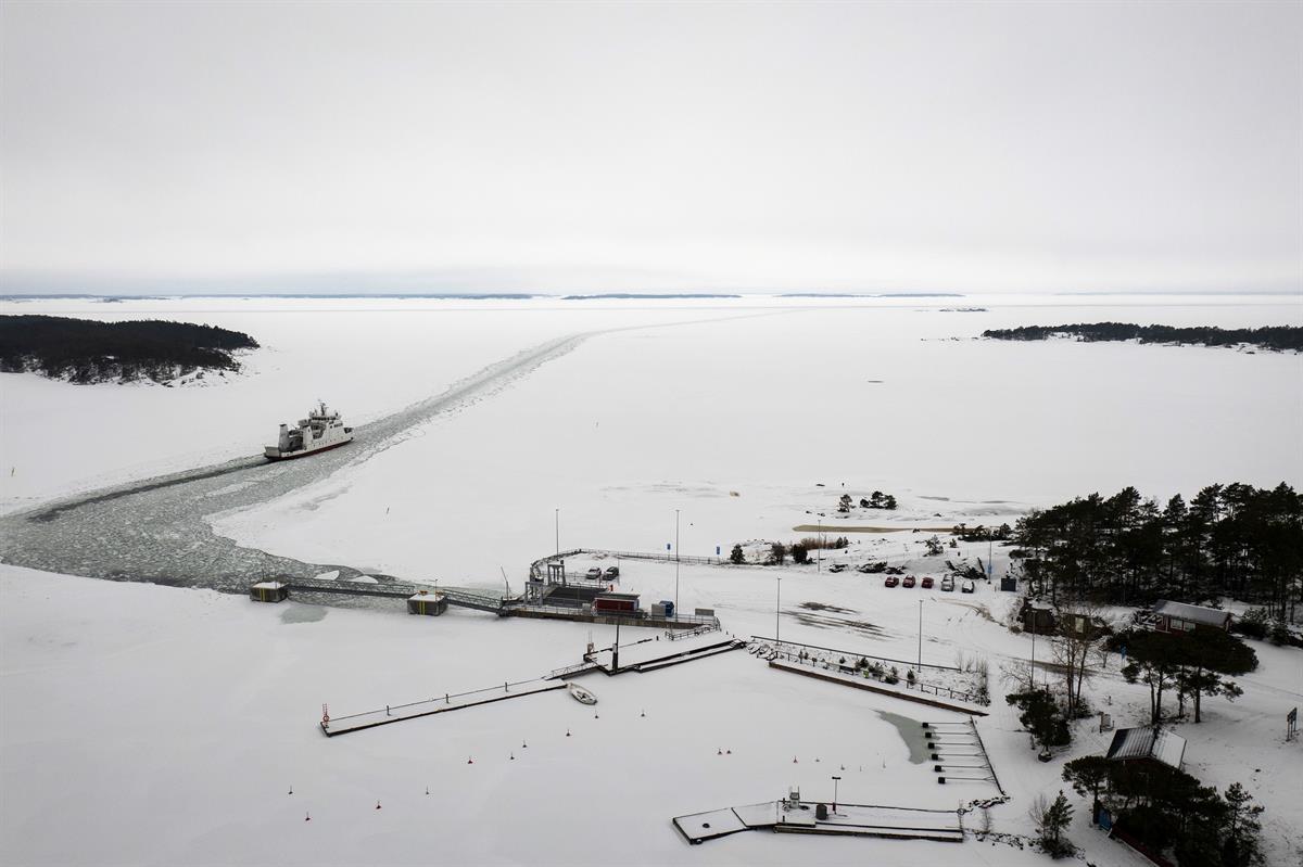 Ruotsin-rata voisi edetä Kustavin Vuosnaisten yhteysalussataman maisemista kohti Ahvenanmaata ja edelleen Ruotsiin.