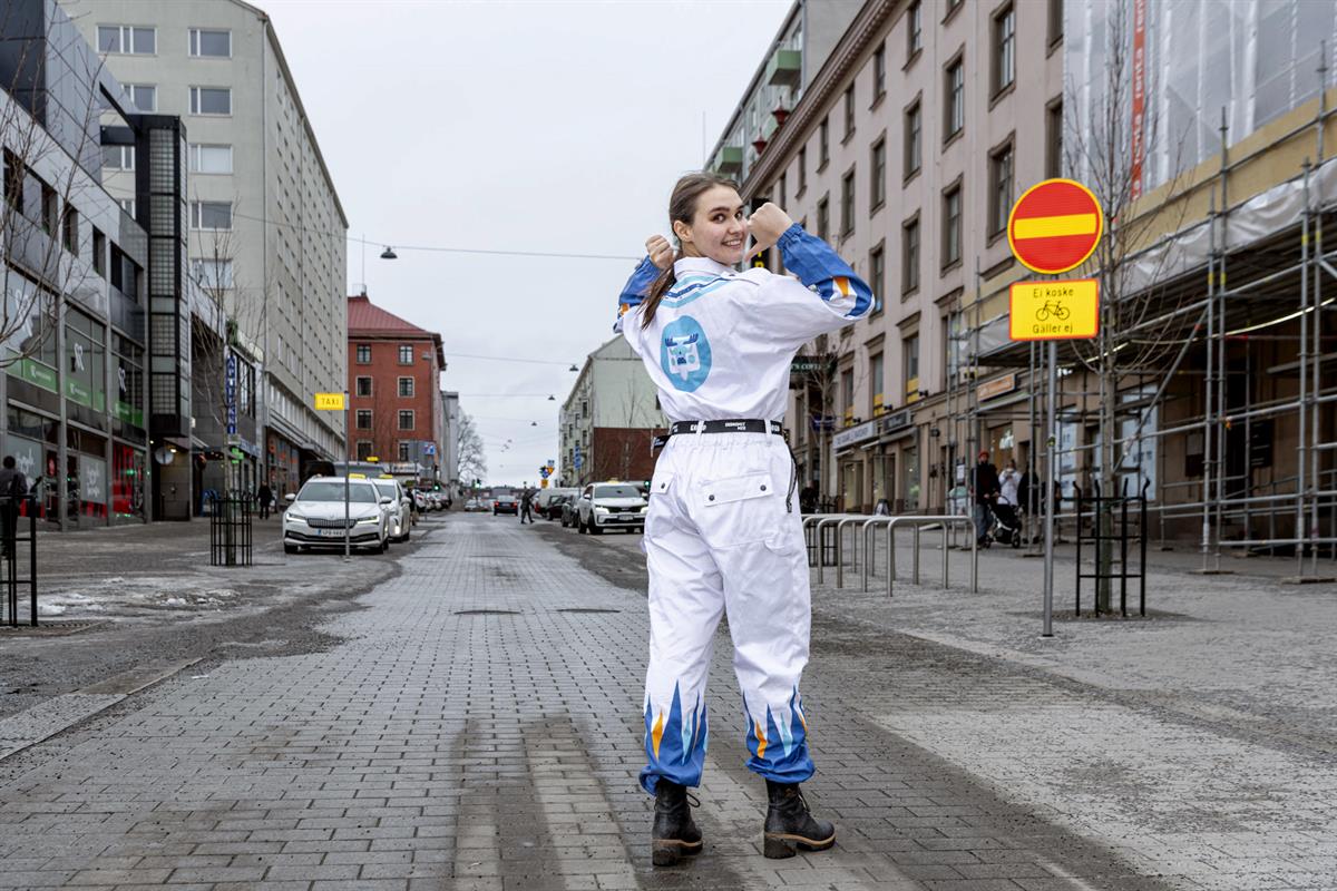 Kauppiaskatu on vielä miltei lumeton, mutta Pikkulaskiaisen markkinointi- ja viestintäpäällikkö Viivi Leijon kertoo, että torstaiksi paikalle tuodaan rutkasti lunta. 