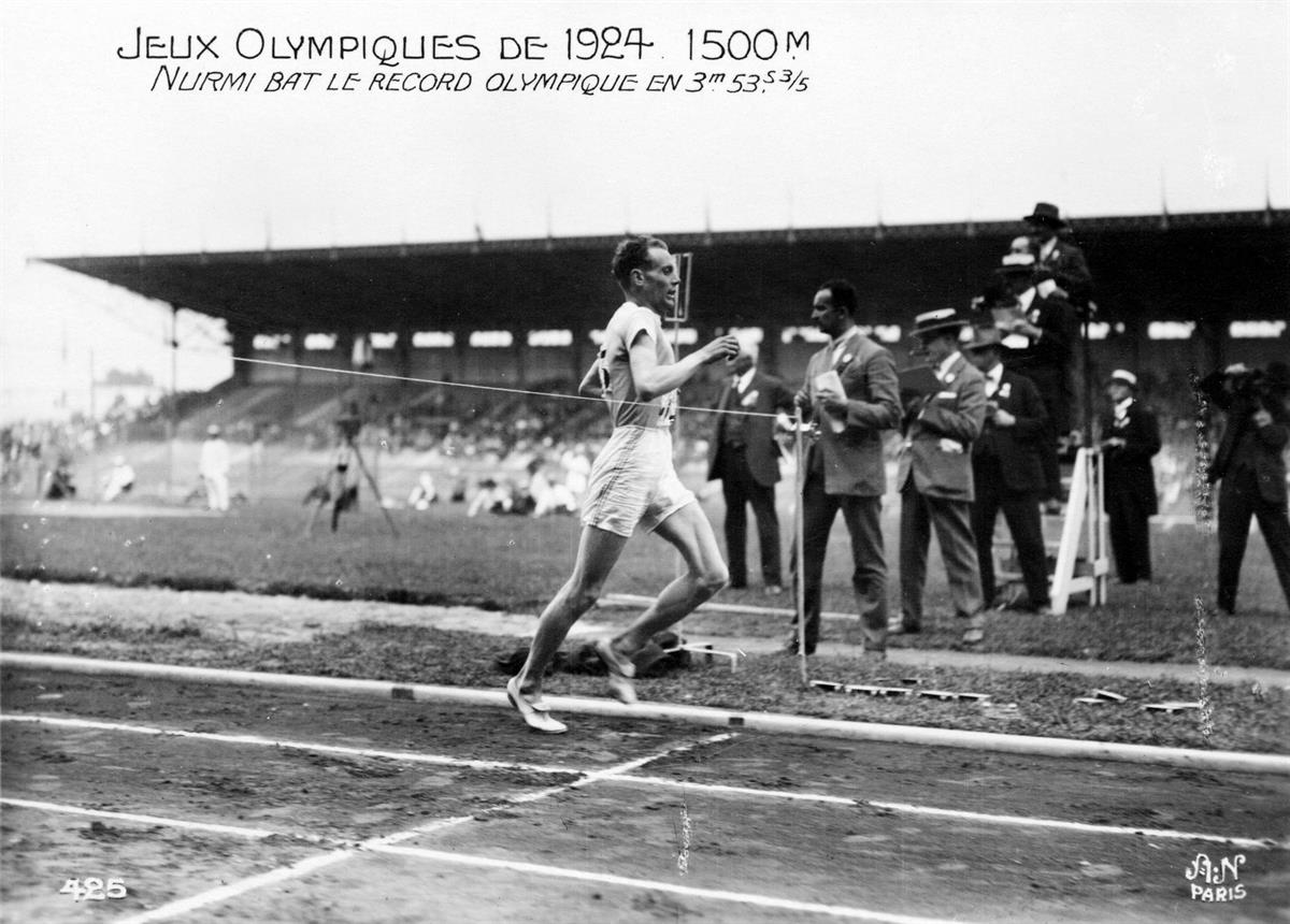 Pariisin olympiakisojen ensimmäisen kultamitalin Paavo Nurmi juoksi 1500 metrillä. Vain reilua tuntia myöhemmin hän starttasi 5000 metrin kisaan ja otti päivän toisen voittonsa.