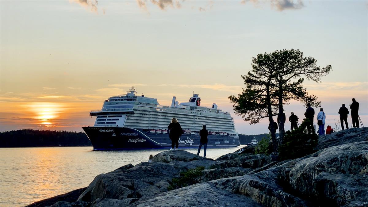 Mein Schiff 7 luovutetaan pian Turun telakalta. Viime vuoden suurten yritysten työpaikkojen kasvu kytkeytyy monin tavoin laivoihin, sillä telakan lisäksi työpaikkoja syntyi muun muassa Naantalin uusiin Finnlinesin laivoihin.