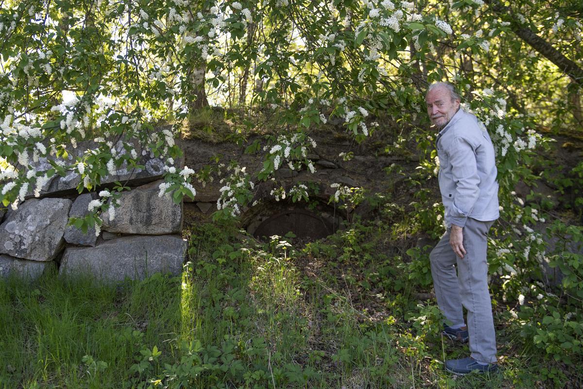 Seppo Nieminen esittelee vanhassa kivijalassa piilevää ovea, jonka takana oli sotien aikaan pommisuoja. Ennen sotia paikalla sijaitsi Harmaalinnana tunnettu rakennus, jossa toimi Turun tunnetuin ilotalo.