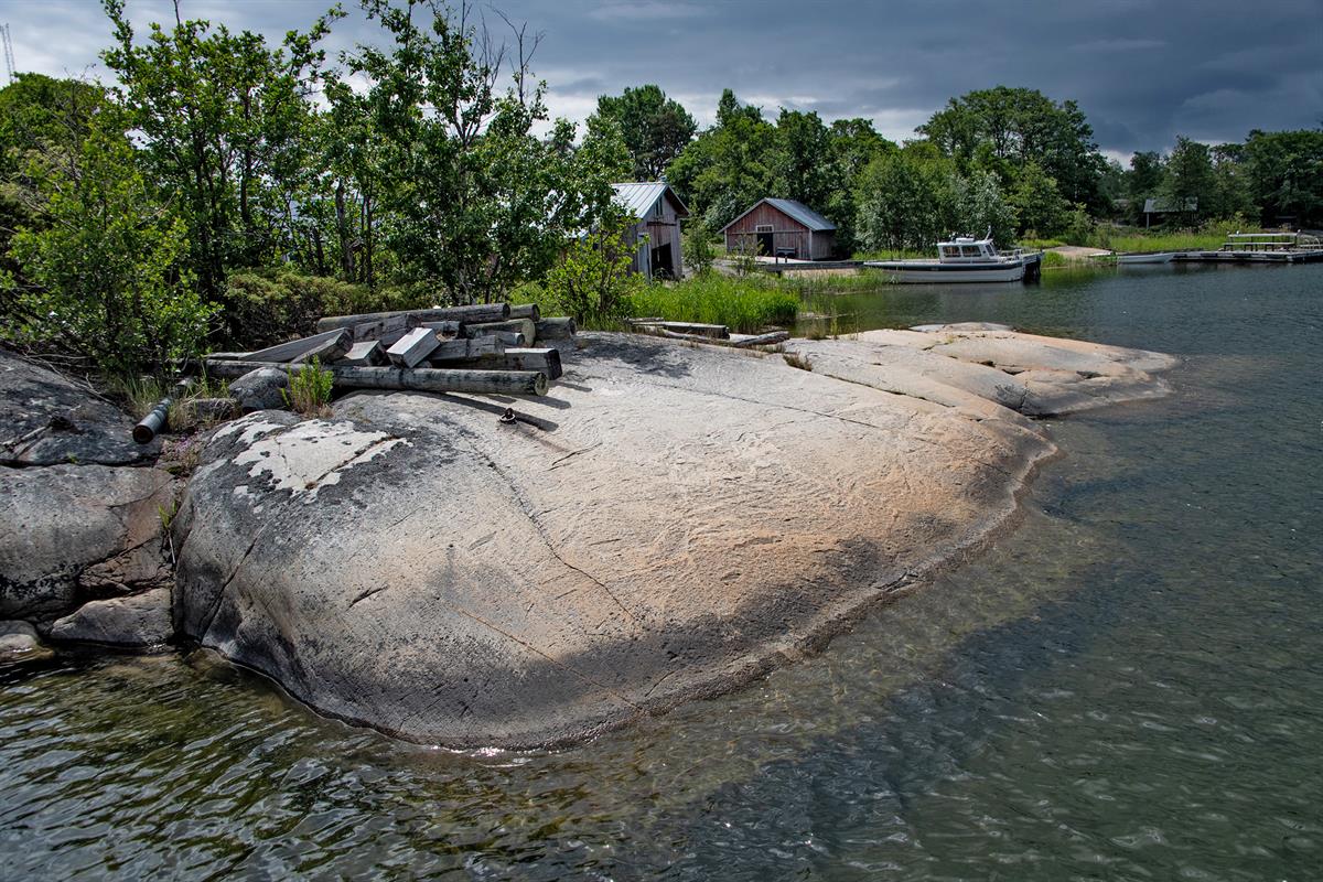 Luotsikylän suojaiset kalliorannat ovat piilossa myös muilta merenkulkijoilta.