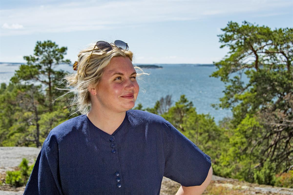 Amanda Enberg muistuttaa, että eläviä kyliä on saaristossa vain kourallinen. Hän on huolissaan siitä, että palveluiden yletön keskittäminen näivettää kylät.