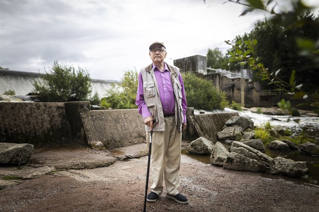 Aulis Katajamäki todisti Halisten myllyn paloa jatkosodan aikana vuonna 1942 sen läheltä lapsuudenkodistaan. Palo sai rotat pakenemaan pitkin Halisten mäkeä ja ihmiset spekuloimaan myllyn sytyttäjällä. Palosta syytettiin väärin perustein jopa hänen setäänsä, joka oli Halisten viimeinen mylläri.