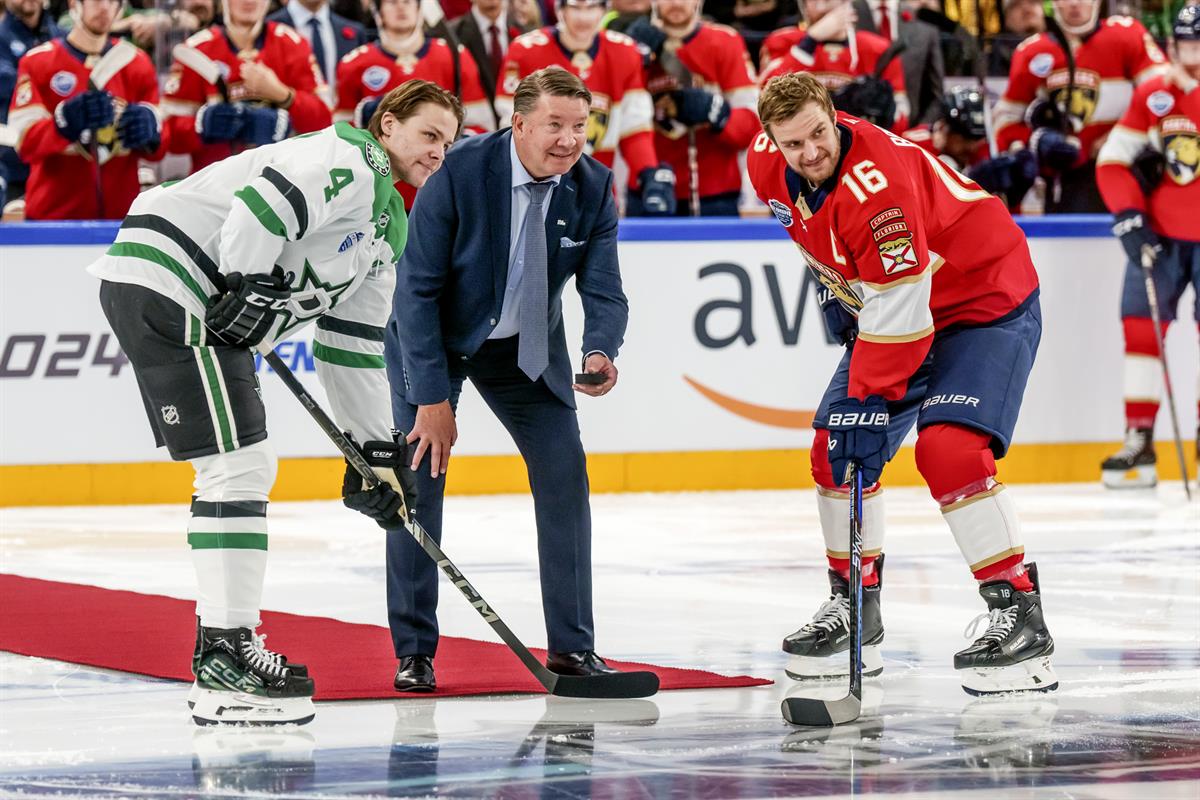 Kiekkolegenda Jari Kurri (kesk.) tiputti avauskiekon Florida Panthers–Dallas Stars-ottelussa lauantaina. Kuvassa myös Dallasin Miro Heiskanen (vas.) ja Floridan Aleksander Barkov.