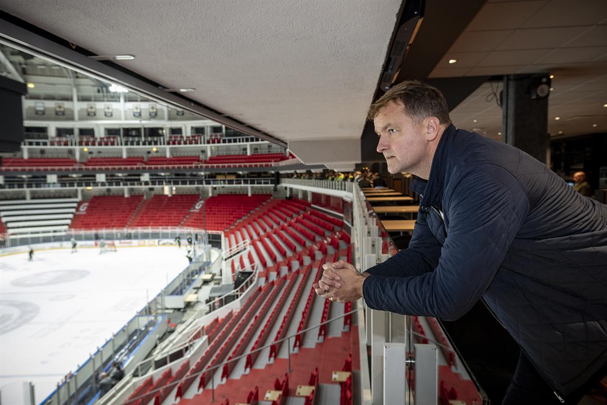 Vuoden 2010 Suomen mestari Marko Mäkinen on palannut Turkuhalliin katsomaan TPS:n jääharjoituksia. Liigapeleissä Mäkinen käy nykyisin harvoin.