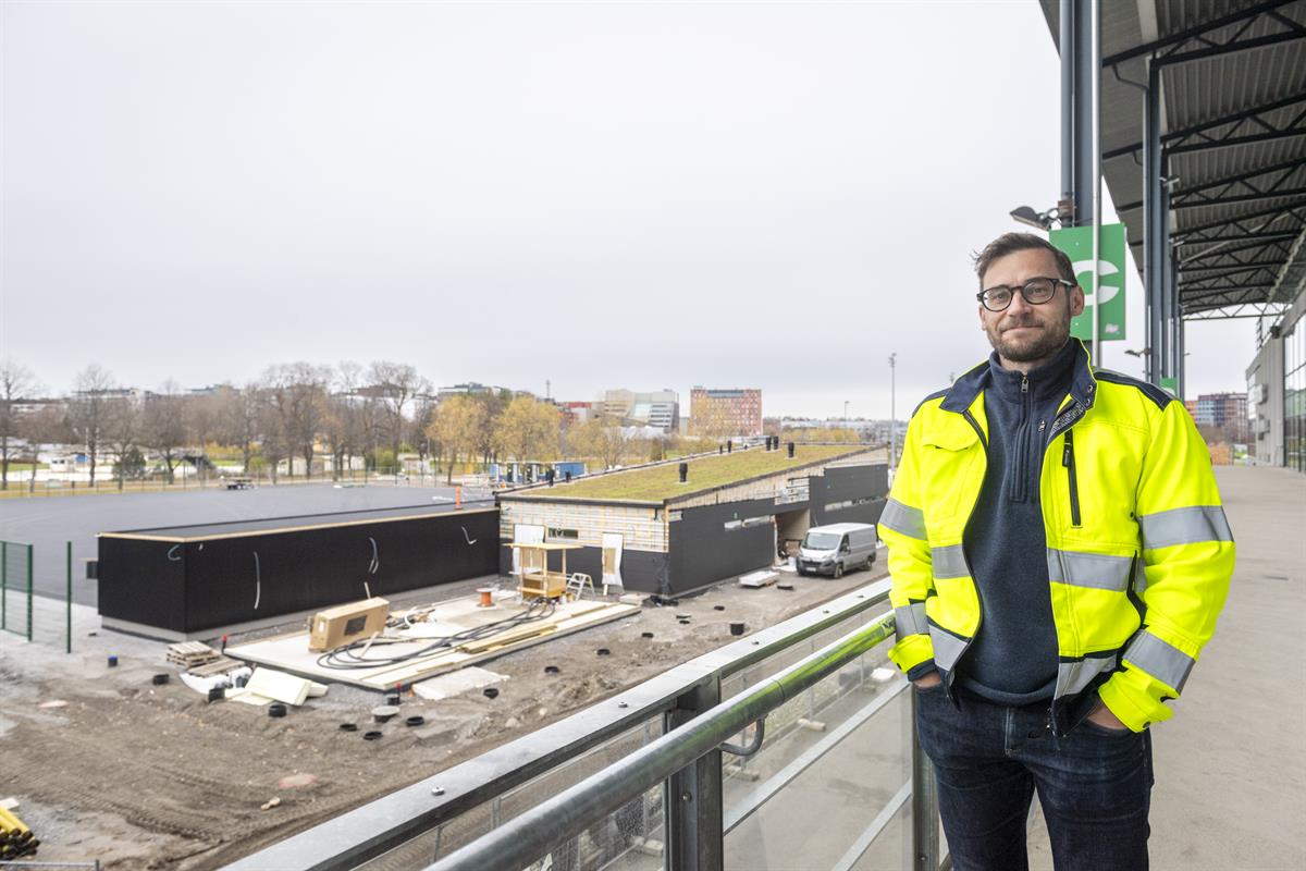 Kupittaan uusi tekojää nousee jalkapallostadionin pääkatsomon viereen. Liikuntapaikkapäällikkö Oskari Nummi toivoo, että luistelijat pääsevät piirtämään jälkensä upouuteen jäähän jo tammikuussa.