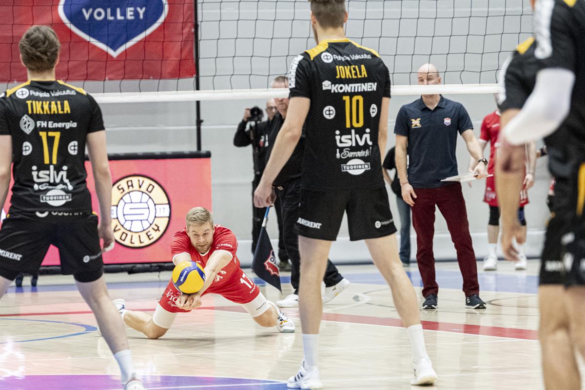 Palloon kurkottava TuTo Volleyn yleispelaaja Jan Helenius palkittiin lokakuun parhaana pelaajana Mestaruusliigassa. Helenius oli sunnuntainakin hyvällä pelipäällä monipuolisessa roolissaan.