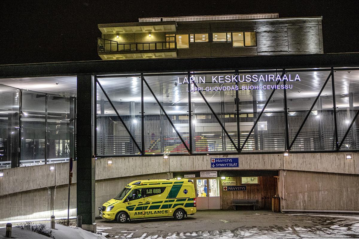 Ambulanssi Lapin keskussairaalan edustalla tammikuussa 2020.