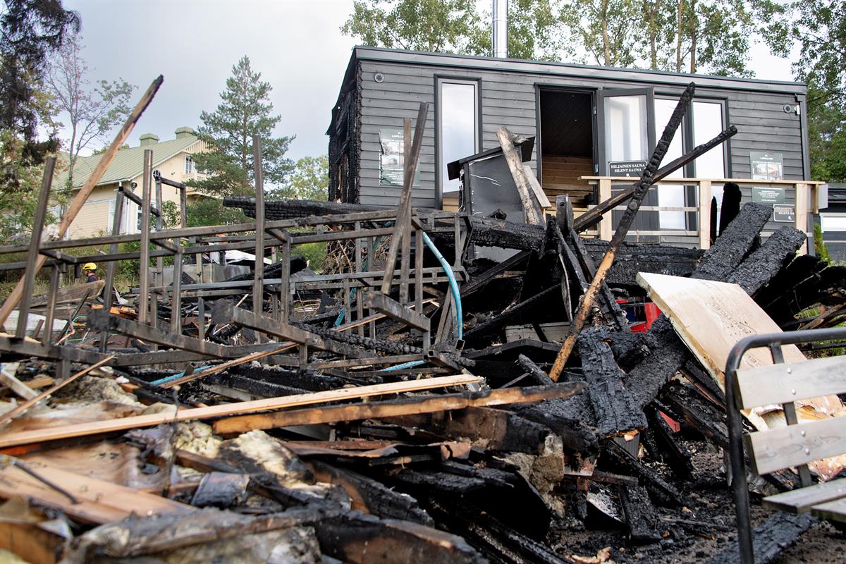 Tuli tuhosi täysin Villa Järvelän kaksi saunaa ja vaurioitti taustalla näkyvää, tummanharmaata maisemasaunaa. 