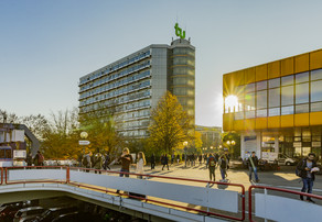 Mathe-Tower und Mensagebäude im Sonnenuntergang