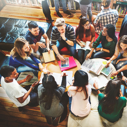 Gruppe von Studierenden sitzt in einer Sofa-Runde