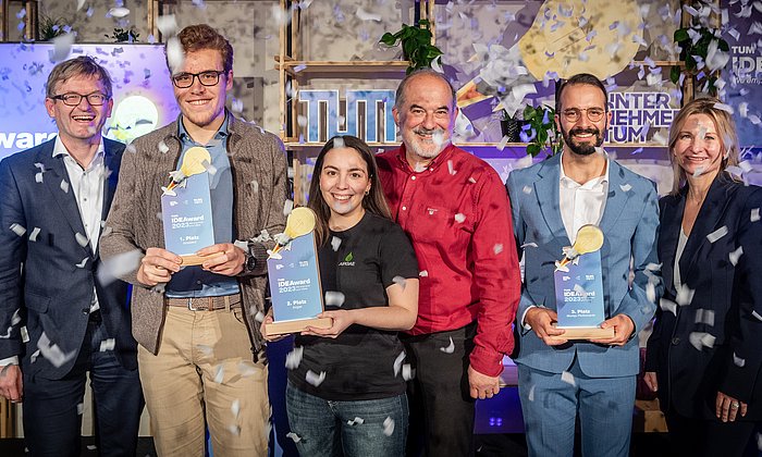 Die Preisträger:innen des TUM IDEAward mit Vertreter:innen von TUM, UnternehmerTUM und Zeidler-Forschungs-Stiftung.