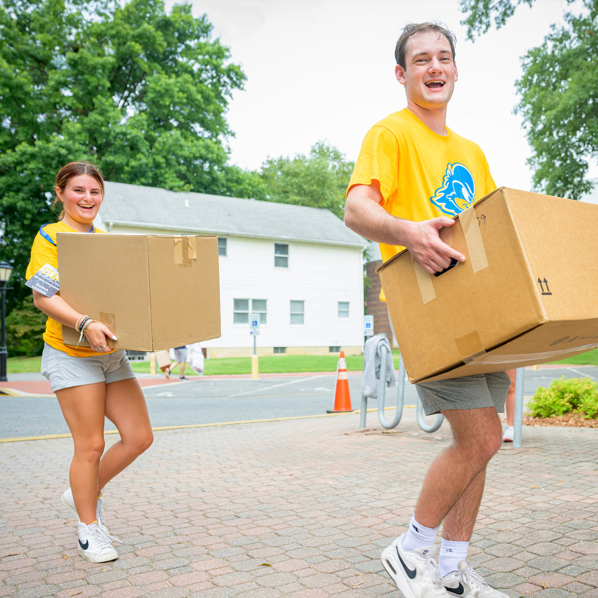 Current Students helping new Blue Hens move onto campus.