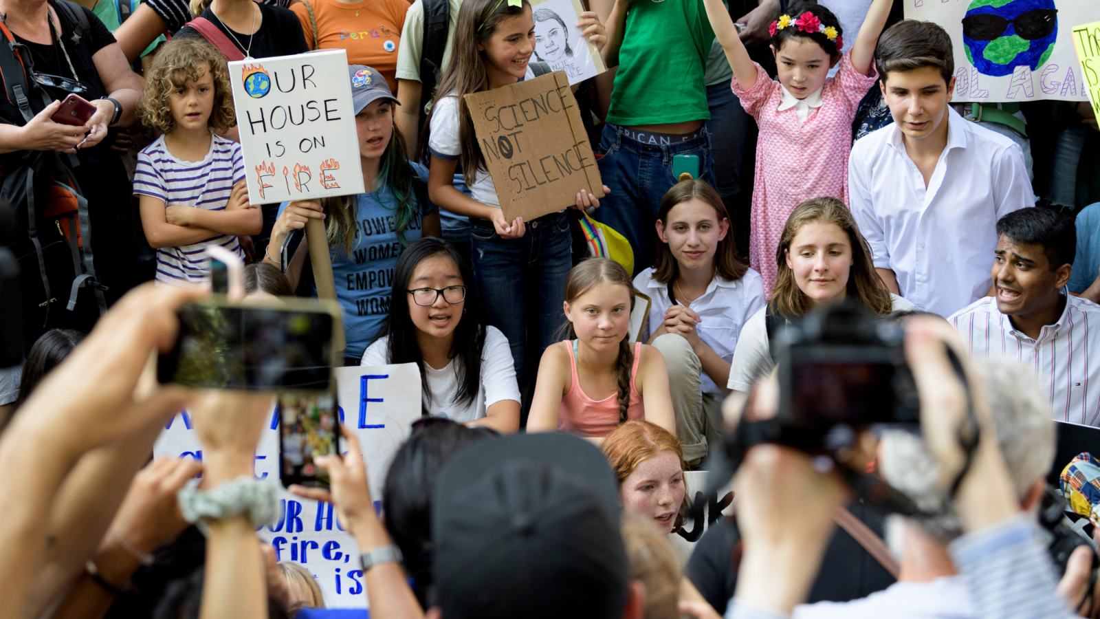 Greta Thunberg entourée de militants pour l'action climatique