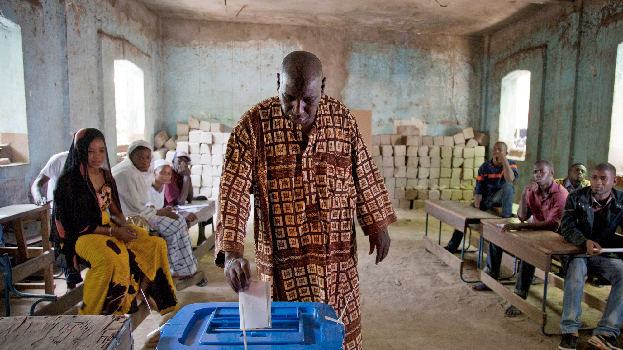 Un homme en train de voter lors des élections présidentielles de 2013 au Mali.