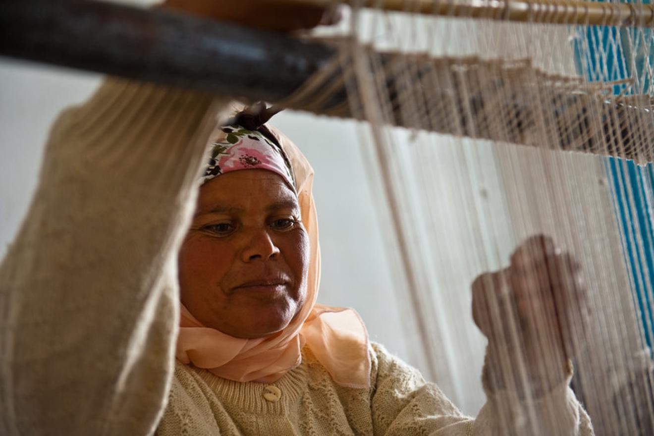 Une femme dans un centre de formation à la production d'artisanat local