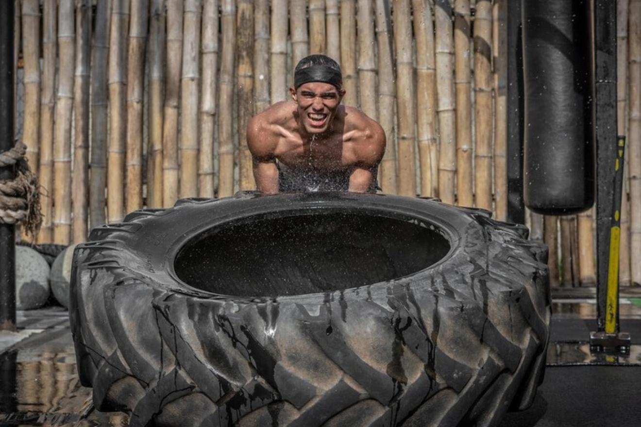 Eldric Sella Rodriguez levanta un neumático de camión en Trinidad y Tobago.