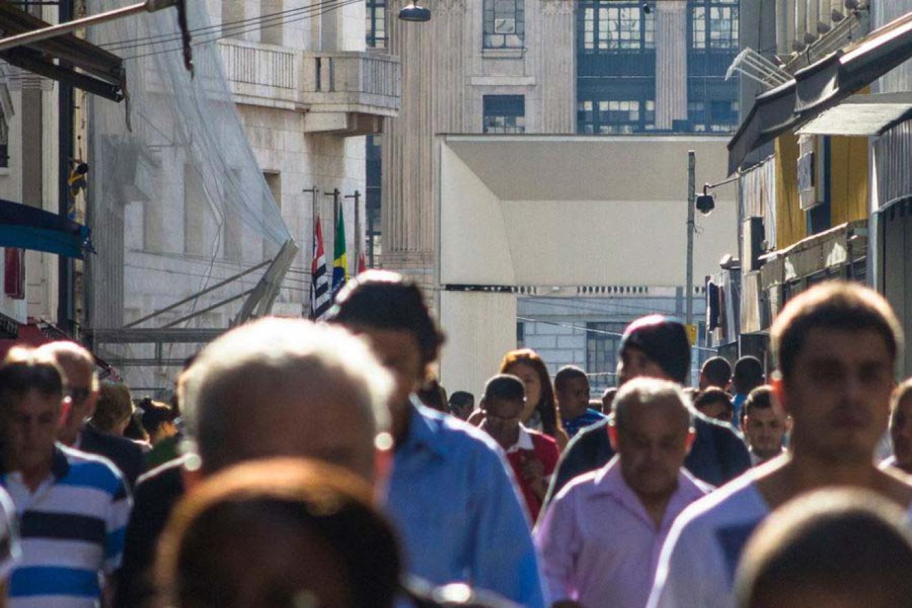 Gente caminando en una calle abarrotada de peatones.