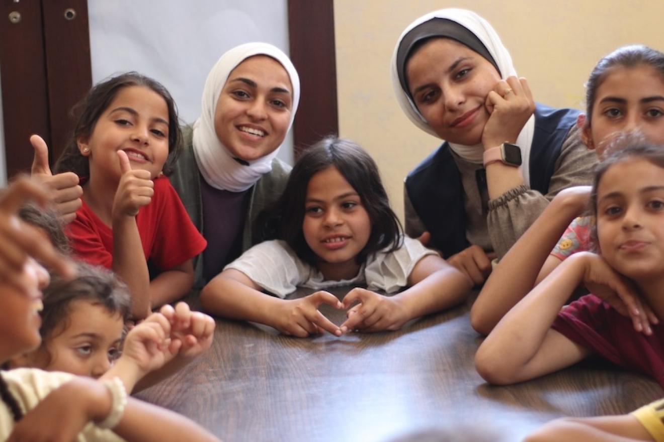 jeunes femmes et enfants assis autour d'une table