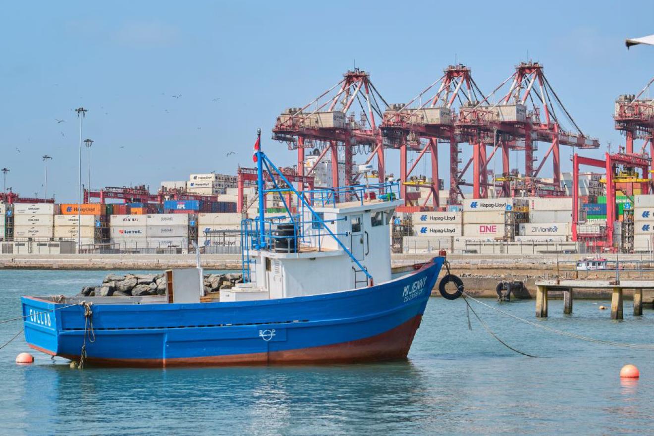 bateau de pêche dans un port