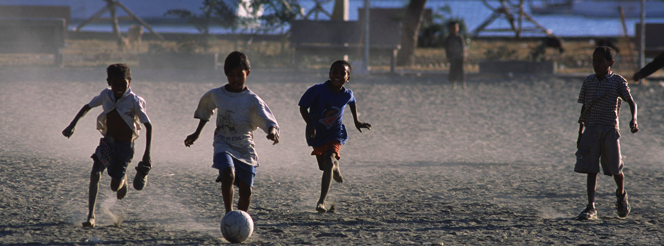 Niños jugando al fútbol en Timor Leste.