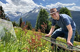 Julien Bota bei der Feldarbeit am Jakobshorn neben einer Erwärmungskammer. Foto: Léon Lepesant / SLF)