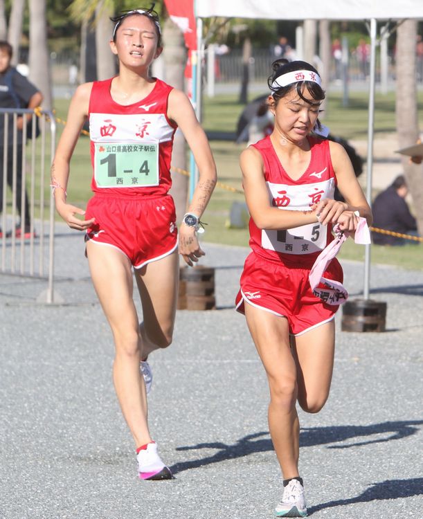 １０年ぶりの入賞に向けてチームをけん引する西京女子の神田青葉（右）