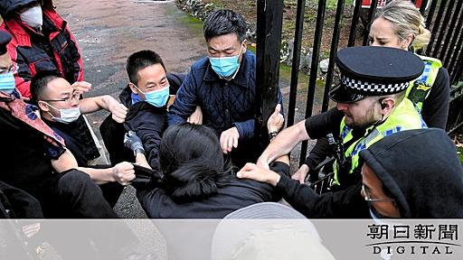 香港の民主化求めるデモ参加者、在英中国領事館に引きずり込まれ暴行：朝日新聞デジタル