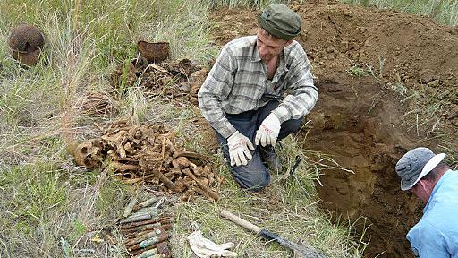 今なお残る第二次世界大戦の傷跡、地面を掘り返すと兵士たちの遺体が