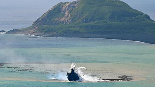 硫黄島で噴石伴う噴火　数分に1度、20m噴き上げ　本社機撮影 | 毎日新聞