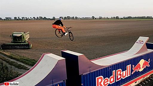 これはすごい！走っている列車の上でバックフリップを披露するMTBライダー