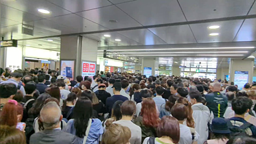 大雨の影響で名古屋駅がありえないほど混雑していたがJR東海が本気を出し山手線並みのダイヤで新幹線を運行して数時間で混雑が解消する