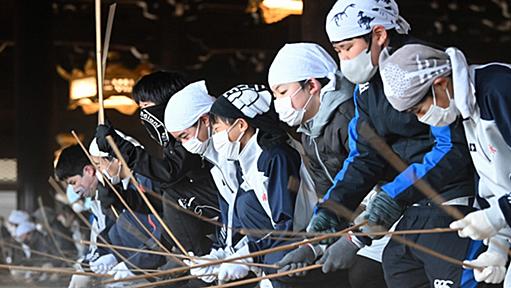 横一列にバチバチと畳たたき　京都の東西本願寺で恒例のすす払い | 毎日新聞