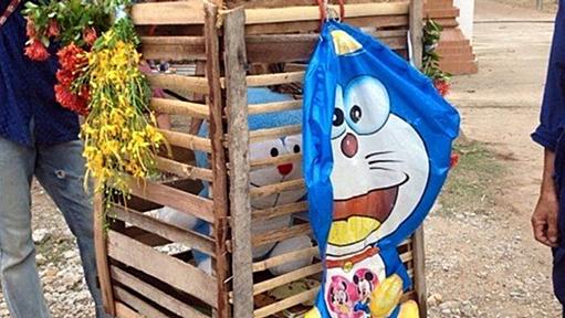 ドラえもん、タイで守り神になる　雨乞いの儀式で本物の猫の身代わりに