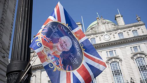 「英国王がその空っぽの頭に、はりぼての王冠を戴くとき」─英紙が王室を痛烈批判 | ロイヤルファミリーに莫大な公的資金を注ぐ価値はあるのか