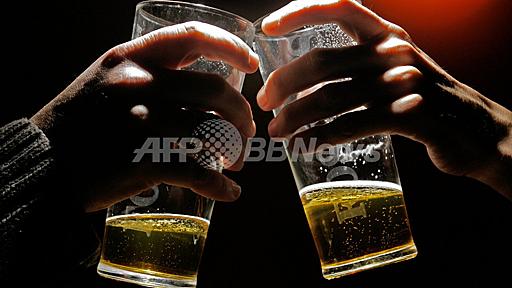 10代の子どもには自宅で飲酒させるべき、英研究