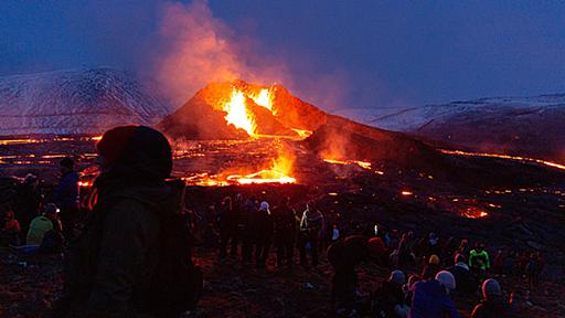 ドローンを火山の噴火口に突入させて“溶けるまで撮影”した映像の「神秘的美しさ」 | 6000年ぶりに噴火したアイスランドの火山に超接近