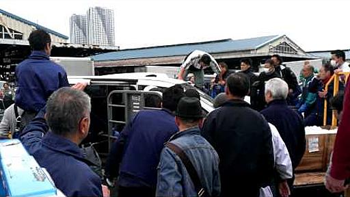 Crazy guy at Tsukiji Fish Market - YouTube