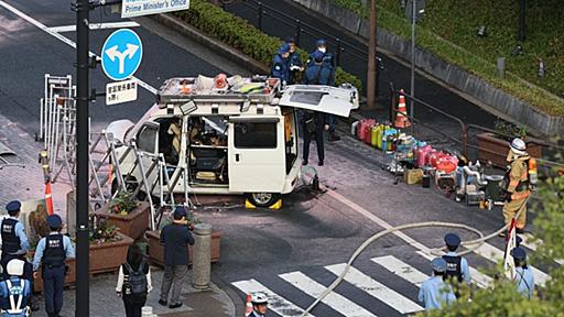 自民党本部前で火炎瓶　官邸前に車突入、４９歳男逮捕―警察車両燃え、３人のどの痛み・警視庁：時事ドットコム