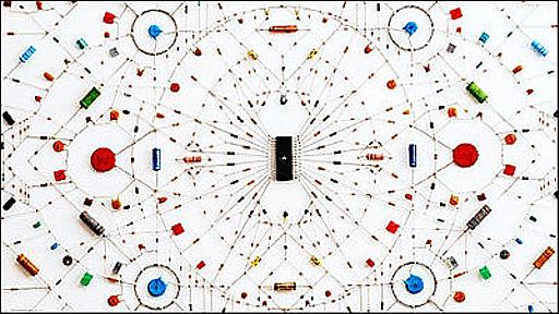 マイクロチップや電子部品を使ったマンダラ「Technological mandala」