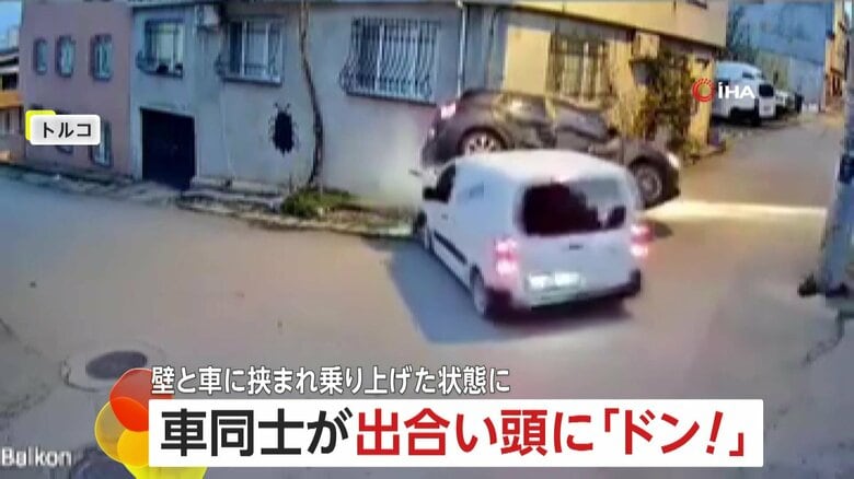 【衝撃】住宅街の十字路で「ドン！」車同士が出合い頭に衝突する瞬間…押し飛ばされた黒い車が住宅の壁と白い車に挟まれボンネットに乗り上げる　周辺住民が救助に　トルコ｜FNNプライムオンライン