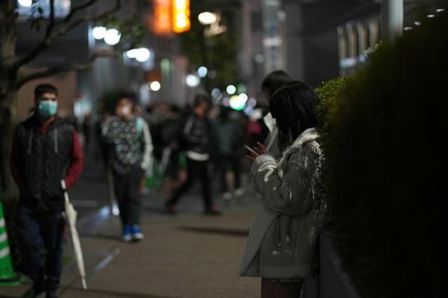 æ°å®¿ã»æ­èä¼çºã®å¤§ä¹ä¿å¬åå¨è¾ºã®è·¯å°ã«ç«ã¤å¥³æ§ãã¡