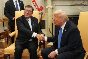 首脳会談で握手を交わす石破首相（左）とトランプ米大統領=2025年2月7日、米ワシントンのホワイトハウス、恵原弘太郎撮影